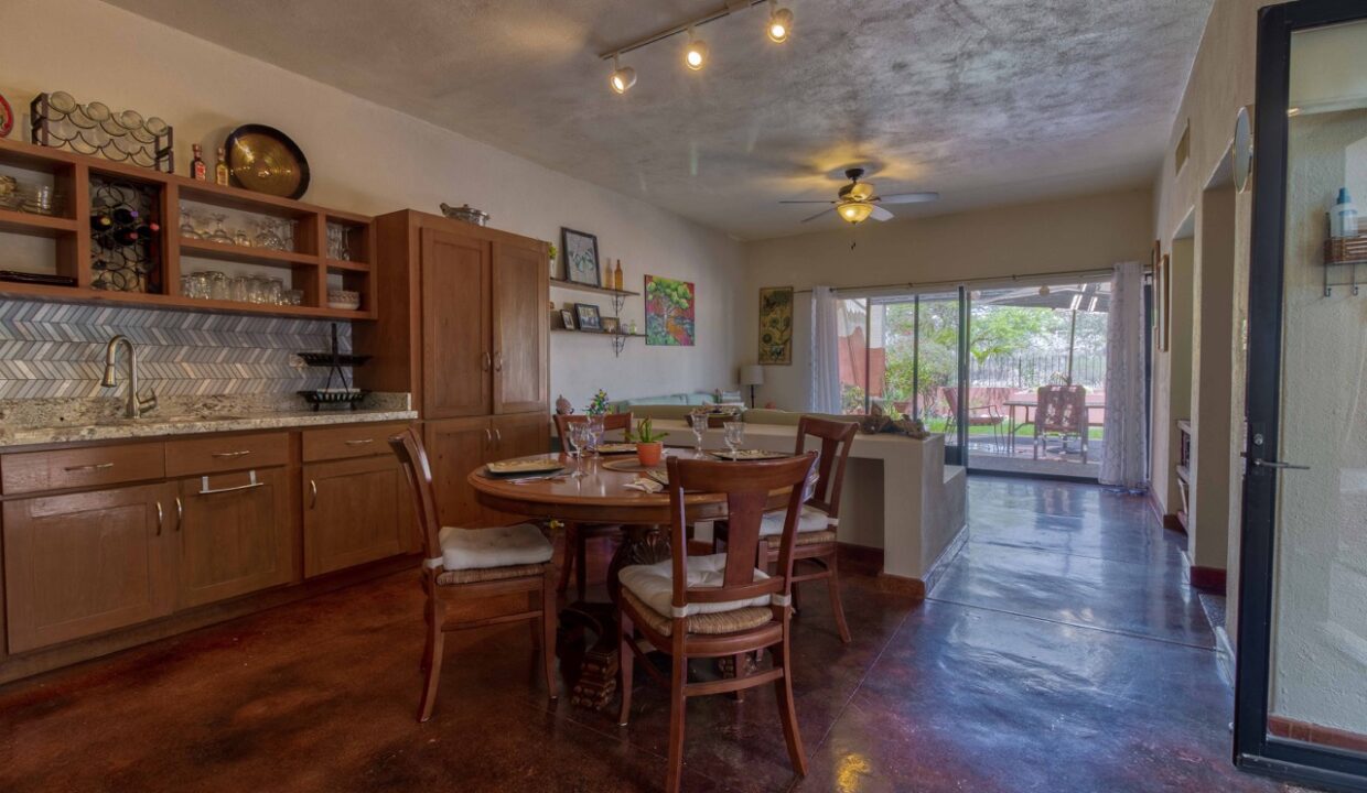 Kitchen to family room de tamaño grande