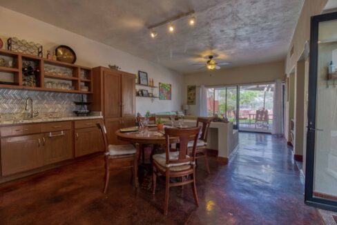 Kitchen to family room de tamaño grande