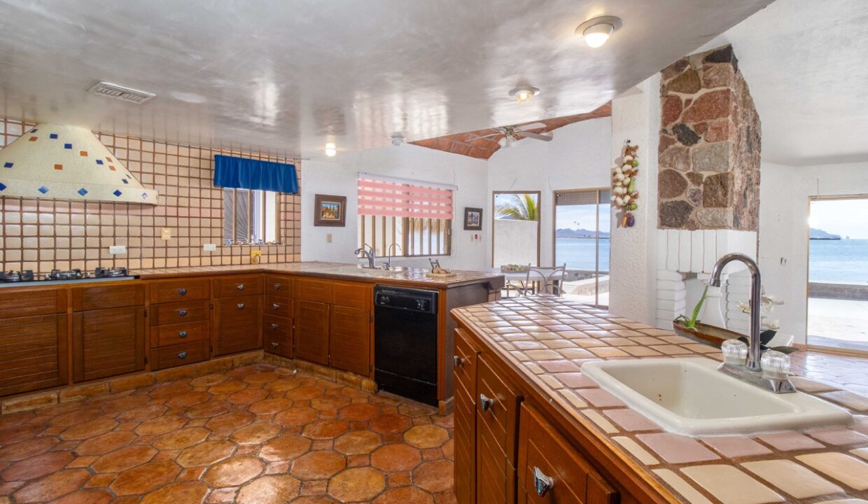 kitchen toward dining de tamaño grande