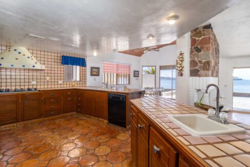 kitchen toward dining de tamaño grande