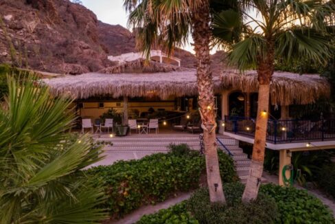 313-Looking inside palapa-N